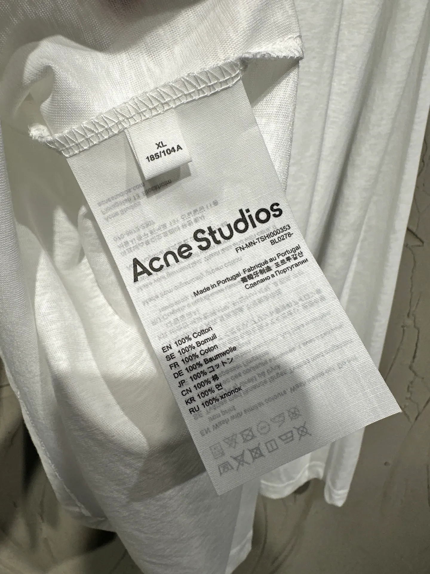Acne Studios New Arrival North America Limited Laser Silver Silver Series Long Sleeve Hot Diamond T-Shirt Acne Studios Highest Edition Long Sleeve Series Long Sleeve T-shirt is one that you can’t help but love. The long-sleeved T os version is not picky. The snowflake cotton fabric feels soft and smooth and is not easy to wash. The fabric has been treated so it is stronger than the Quality counter. It can be used as sun protection clothing in summer. The same fabric as the original version is relatively thin. The feel and count are in place. The fried yellowing effect is cool. The printing effect is also in place. Details are online for comparison. 1 color and four sizes #long-sleeved T-shirt # #acne Color: White Black Size: S M LXL